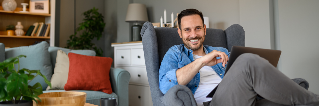 Hombre feliz por la devolución del pie que pagó por su contrato de compraventa.