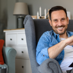 Hombre feliz por la devolución del pie que pagó por su contrato de compraventa.